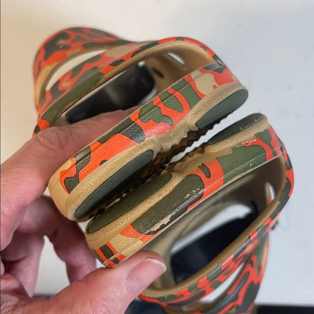CROCS CLASSIC ALLTERRAIN CAMO SANDAL Kids Orange Camo Strap Sandals SZ Junior 3 - Picture 5 of 17